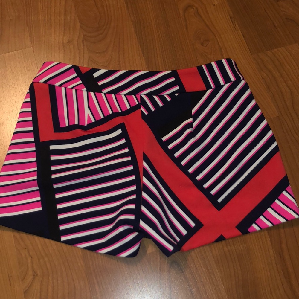 Fabric shorts so comfortable, hidden zipper! With two front pockets